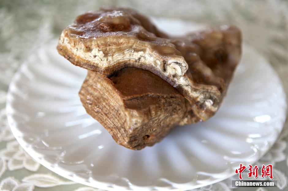 河南藏家擺“肉石宴”幾可亂真 河南藏家擺“肉石宴”幾可亂真