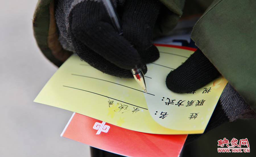 市民填寫地鐵祝?？? width=