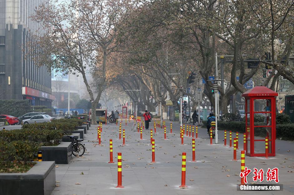 南京街頭隔離樁密布 市民穿行似走“梅花陣” 南京街頭隔離樁密布 市民穿行似走“梅花陣”