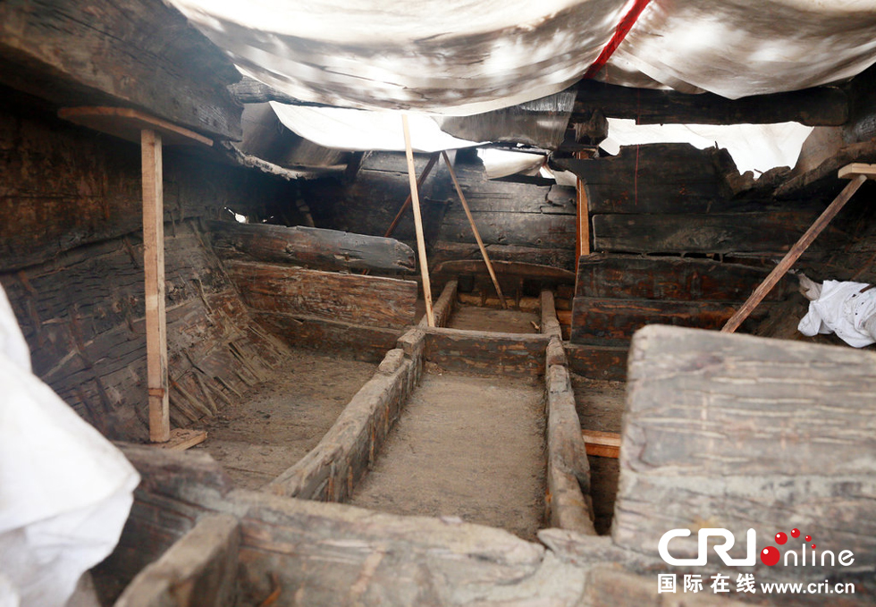 2014年1月6日，河南洛陽古沉船發(fā)掘現(xiàn)場，古沉船頭，船倉內(nèi)部。