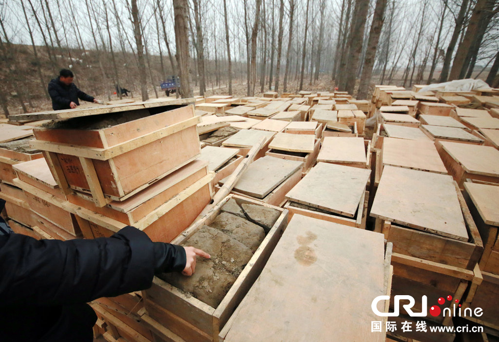 2014年1月6日，河南洛陽古沉船發(fā)掘現(xiàn)場，古船周圍和船上清理出來的青膏泥已被打包入箱。