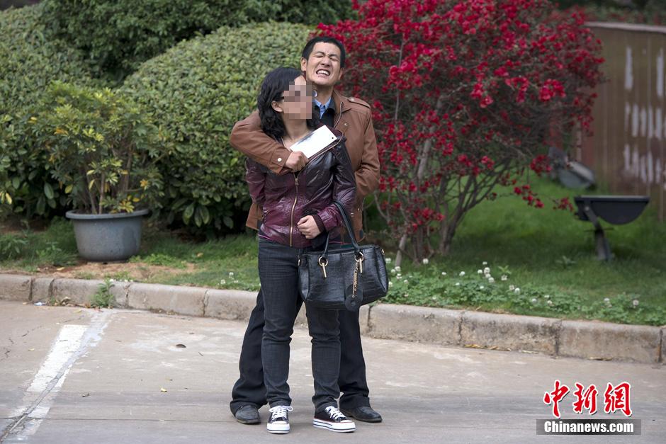 4月8日，劫持者與警方對峙。