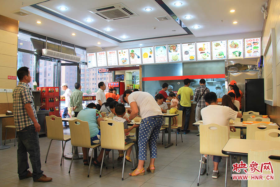 慶豐包子的金字招牌真不是蓋的,雖然店面還沒有正式營業(yè),已有許多食客慕名來吃包子。