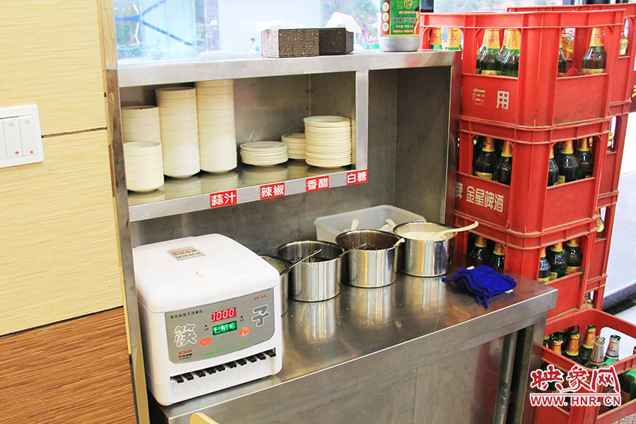 調(diào)料、小碟、餐具也都被放在另一張單獨(dú)的桌子上,需要用餐者“自助”。