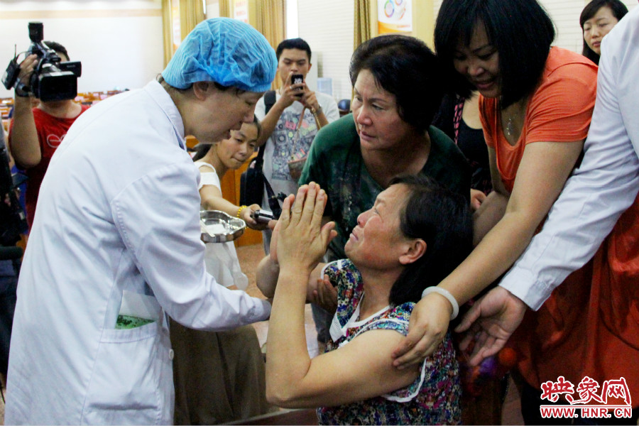 當(dāng)?shù)弥↓埬X部的鋼針成功取出，馮書(shū)想的情緒有些激動(dòng)。