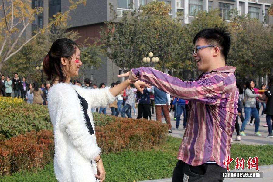 11月11日，河南財(cái)經(jīng)政法大學(xué)校園內(nèi)，300名在校大學(xué)生在上演了一出“光棍”也瘋狂的“快閃”大戲。