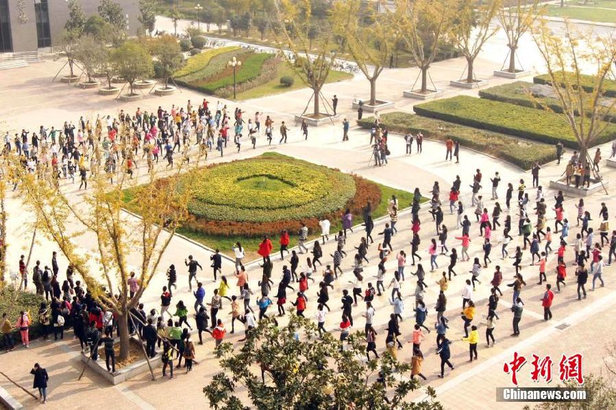 11月11日，河南財(cái)經(jīng)政法大學(xué)校園內(nèi)，300名在校大學(xué)生在上演了一出“光棍”也瘋狂的“快閃”大戲。