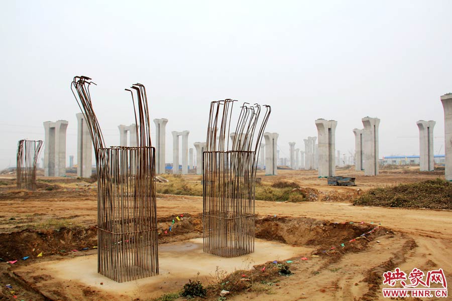 位于鄭州市南四環(huán)的京廣快速路南延工程已經(jīng)停工數(shù)月，現(xiàn)場(chǎng)幾百根橋墩已經(jīng)架起，場(chǎng)面甚是“震撼”。