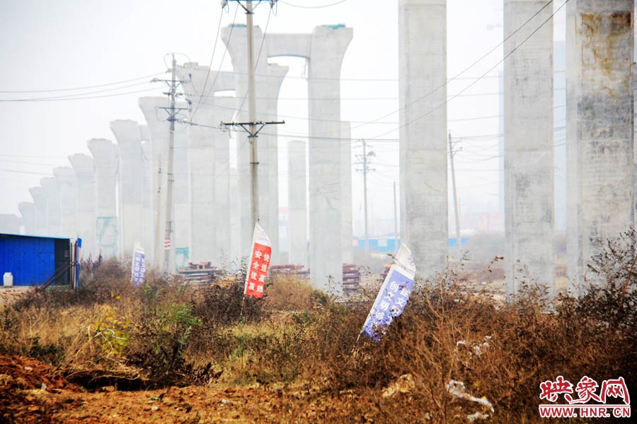 整個(gè)京廣快速路南段工程共分為六個(gè)工區(qū)，柴鍋轉(zhuǎn)盤(pán)處是京廣快速路南段三工區(qū)的施工區(qū)域。