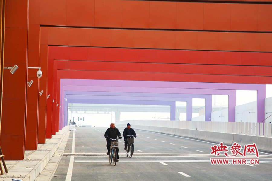 兩位老人騎自行車通過。