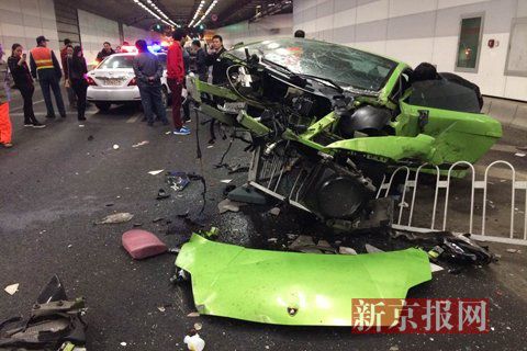 一輛蘭博基尼與一輛法拉利發(fā)生事故，現(xiàn)場狀況慘烈
