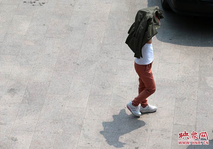 用衣服遮陽(yáng)