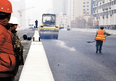 昨日農(nóng)業(yè)路高架第八標(biāo)段已經(jīng)開(kāi)始鋪設(shè)瀝青。