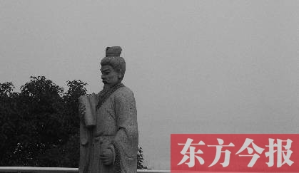 23日，從中原福塔基座平臺(tái)看向世紀(jì)歡樂園的景象