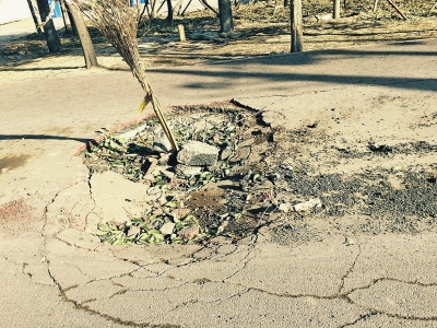 在路面正中間塌陷11平方米，最深處約半米深。