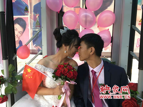 鄭州公交車長駕駛公交車迎娶新娘 鄭州公交車長駕駛公交車迎娶新娘