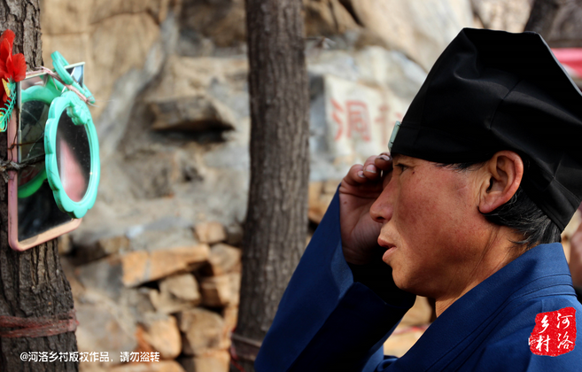 在一個下著雨的傍晚，他的行李被兩個五大三粗的壯漢，扔出了工棚。他于是一路南下，沿路打聽著少林寺，來到登封，打算學得一兩手功夫，回去報仇。在少林寺附近徘徊數(shù)日，因無人引薦，花光了身上所有的錢，也沒能進入少林寺。