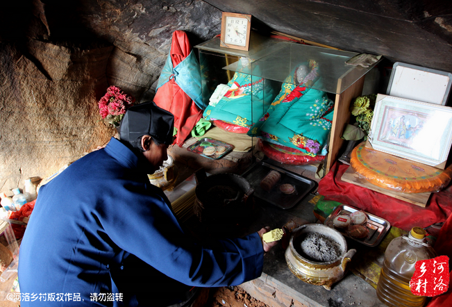 山上很少見到陌生人，所有的出家人也都有自己的生活。誦經(jīng)焚香，成了老崔的日常。