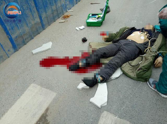 鄭州一面包車撞電動(dòng)車 電動(dòng)車主已無(wú)生命跡象