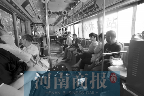 高考家長(zhǎng)坐公交“討彩頭” 網(wǎng)友提醒:“別坐985路” 為啥?