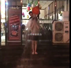 鄭州一理發(fā)店用冷水澆員工頭部 鄭州一理發(fā)店用冷水澆員工頭部