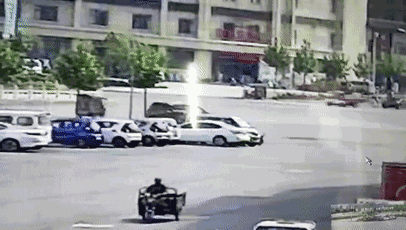 然而，這起看似簡(jiǎn)單的交通事故，接下來發(fā)生的事兒，卻讓人感到驚奇。