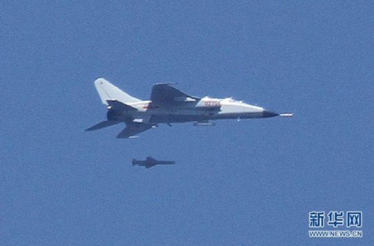 資料圖：中國(guó)飛豹戰(zhàn)機(jī)發(fā)射導(dǎo)彈，精確打擊海上目標(biāo)。