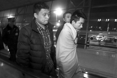 昨日，首都機場，跨國綁架勒索團伙首犯中國籍男子奚某被押解回國。新京報記者 尹亞飛 攝