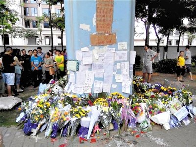 　昨日，廈門(mén)市民在BRT的橋墩下放上鮮花悼念逝者。新京報(bào)記者 郭鐵流 攝