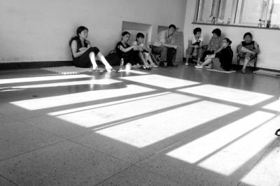 女童的家屬在醫(yī)院走廊中等待。京華時(shí)報(bào)記者趙思衡攝