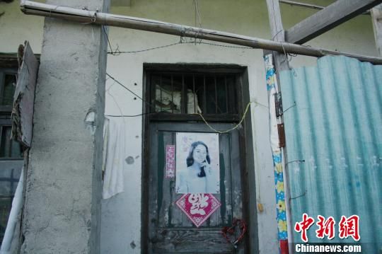 圖為嫌犯租住的民房，當天受害人即攀在門上的窗口對外呼救。 吳佳蔚 攝