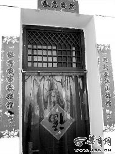 昨日中午，張某辦公室大門(mén)緊閉。