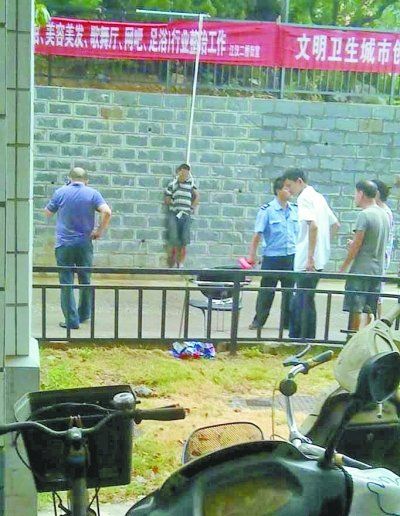 小偷被五花大綁捆在小區(qū)門(mén)前的墻壁上示眾。 網(wǎng)友羅先生 攝