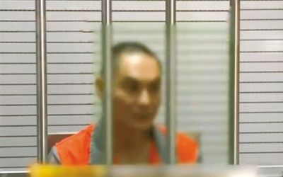 涉嫌窩藏罪的李明在接受訊問。