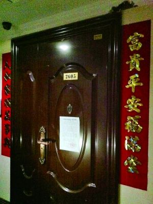 拆除公告昨天仍貼在2605號大門上。