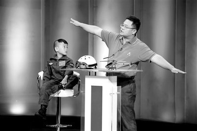 9月6日，“鷹爸”和多多在北京科影制片廠錄制一檔節(jié)目。