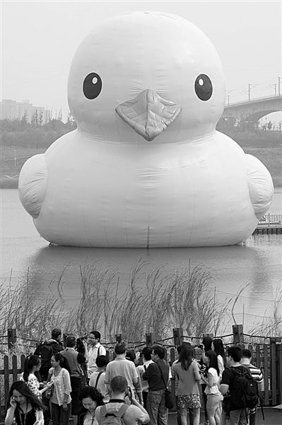 前日，大黃鴨首秀時(shí)，皮膚發(fā)皺、嘴巴尖尖朝下嘟，顯得頗為“委屈”。