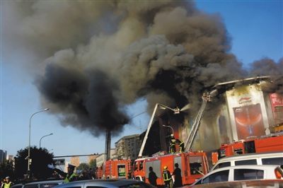 11日，蘋果園喜隆多商場(chǎng)，火災(zāi)現(xiàn)場(chǎng)濃煙滾滾。新華社發(fā)