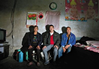 10月18日，自鋸病腿的鄭艷良所在的保定市清苑縣東臧村，有多家農(nóng)戶大病難醫(yī)，村民王新建（中）得了白血