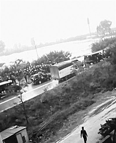 22日，云南晉寧數(shù)百村民與警方對(duì)峙。網(wǎng)絡(luò)截圖