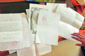 60歲的市民仇先生為了辦理公證所需的這些證明材料,半個月時間里跑了30多趟腿。記者　李萌博　攝