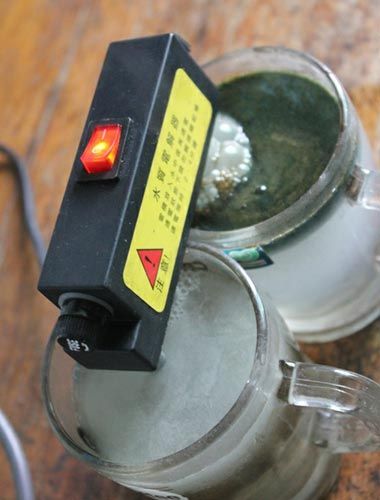 試驗后的水對比，工程供水變成了墨綠色