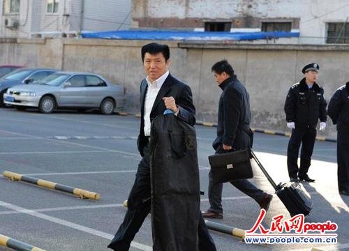 庭審當(dāng)日,李某某辯護律師張起淮匆匆趕到北京市一中院 人民網(wǎng)記者 翁奇羽攝 庭審當(dāng)日,李某某辯護律師張起淮匆匆趕到北京市一中院 人民網(wǎng)記者 翁奇羽攝