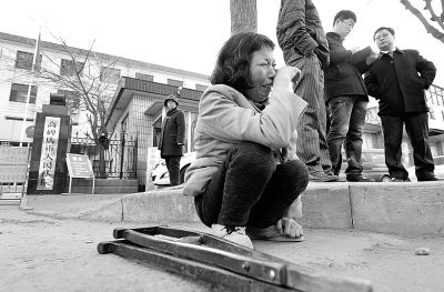 從法院出來以后，家屬和律師正在商量案情，夏鳳各在旁想著想著忍不住哭起來