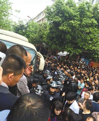 4月19日，蒼南縣靈溪鎮(zhèn)城管打人事件現(xiàn)場。網(wǎng)絡(luò)截圖