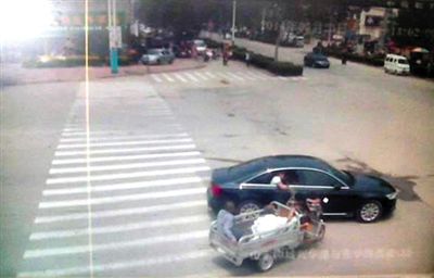 23日中午，陳母被突然噴毒。新京報記者 王瑞鋒 攝