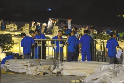 昨晚，工作人員正在為金水橋安裝金色護(hù)欄。京華時(shí)報(bào)記者潘之望攝