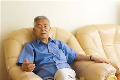 楊維駿 歷任云南省政協(xié)副主席等職。89歲高齡的楊維駿為12名失地農(nóng)民代表開道，到云南省政協(xié)反映問題。