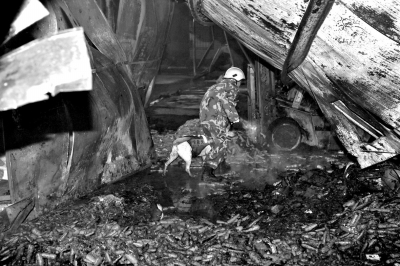 救援人員在山東壽光一食品廠火災現(xiàn)場搜救。新華社發(fā)