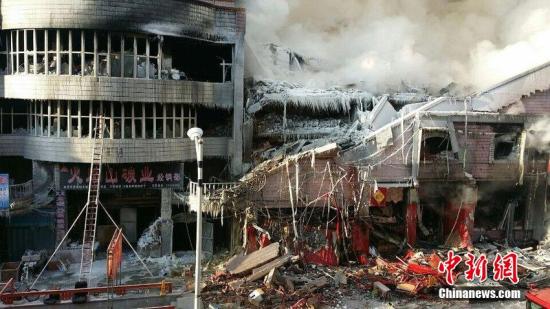 2015年1月3日，哈爾濱市道外區(qū)太古街著火塌方現(xiàn)場(chǎng)，火又燒了起來(lái)